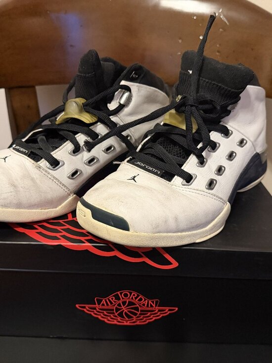 Nike Air Jordan 17 gym shoes white and blue